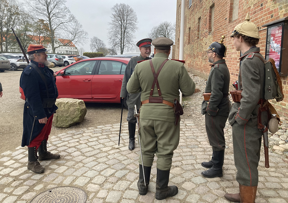 Reentactmentgruppen Westfront 1916. Her med en “franskmand” iklædt den farverige franske uniform, som de franske soldater bar i begyndelsen af krigen samt fire mand i tyske uniformer heraf to med pikkelhuer.