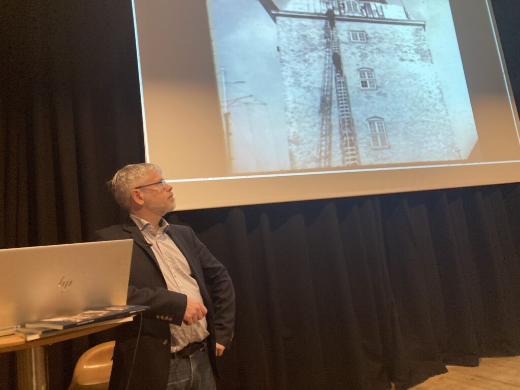 Et af videoklippene var en ugerevy, der viste en brandøvelse på Nyholm